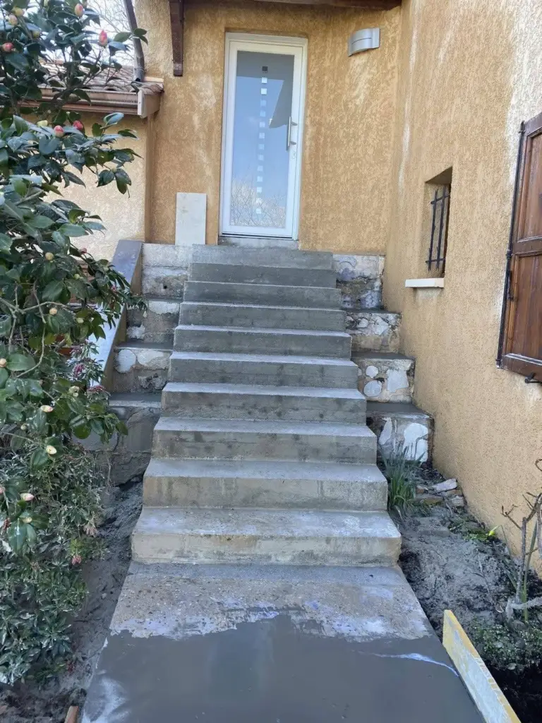 Escalier béton — réalisation Chéroise de Bâtiment
